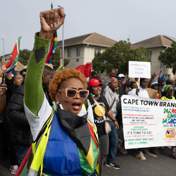 Cyril ontplooi soldate vir protesoptogte teen onwettige immigrante